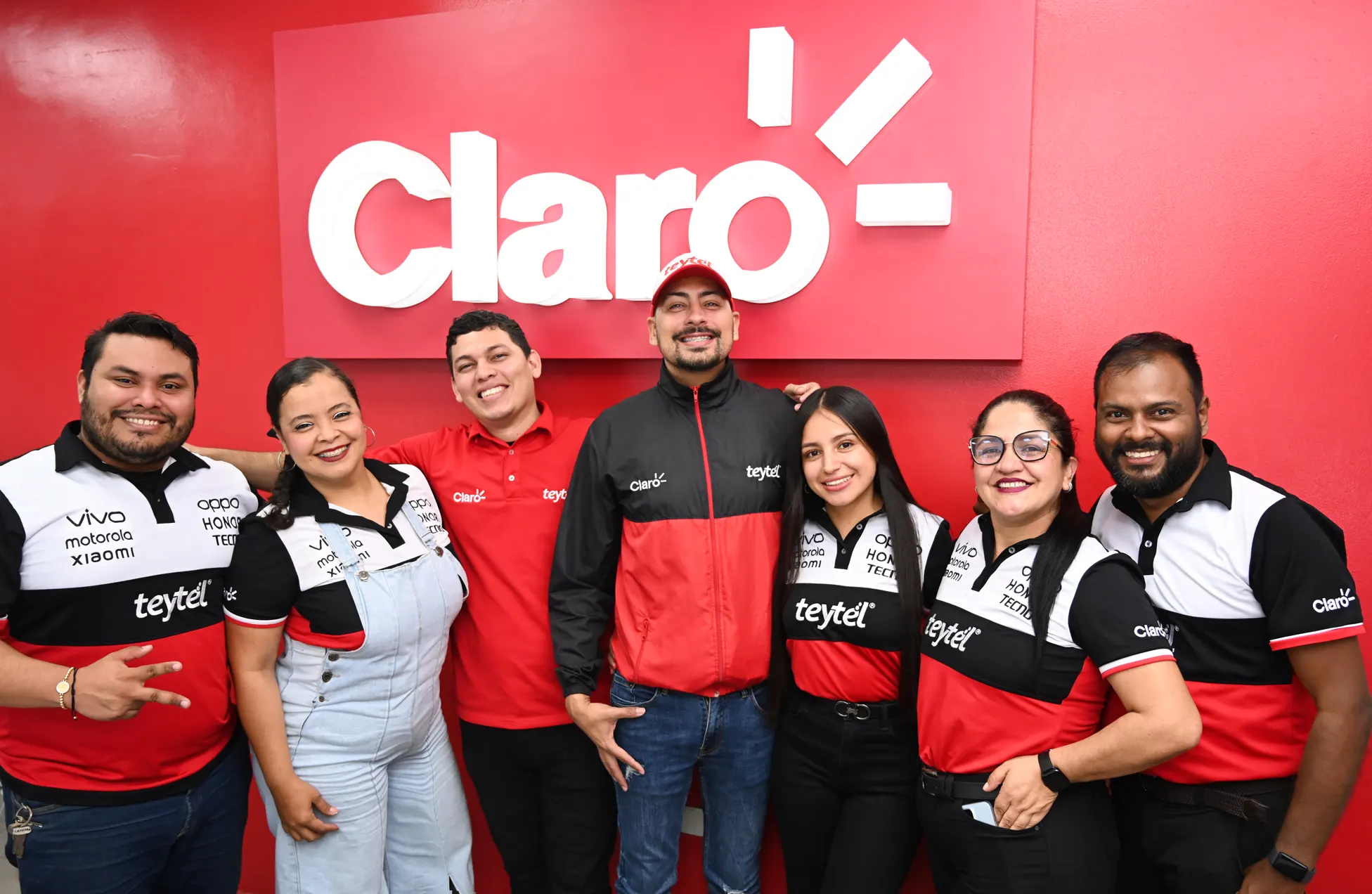 Equipo de Teytel, distribuidor autorizado de Claro en Colombia, brindando asesoría en celulares y servicios de tecnología